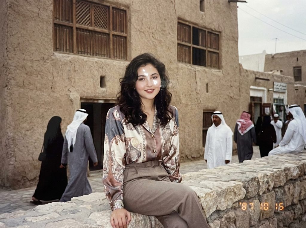 Prompt لتحويل الصورة إلى أجواء الثمانينيات العربية